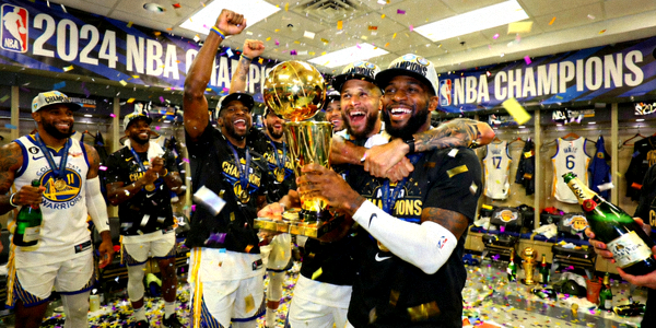 NBA总冠军球队在更衣室庆祝胜利的欢乐场景